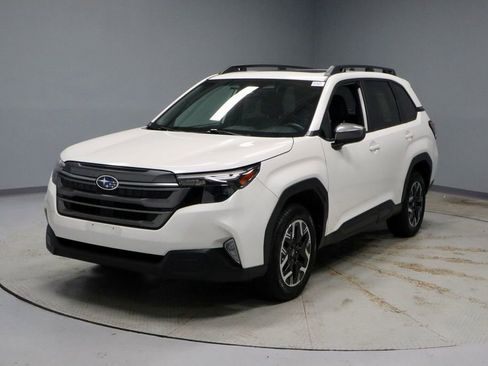 Used 2025 Subaru Forester Premium image 7