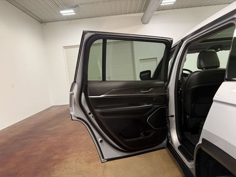Used 2023 Jeep Grand Cherokee L Limited AWD/4WD image 46