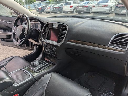Used 2019 Chrysler 300 Limited AWD/4WD image 13