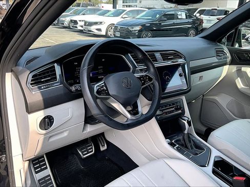 Certified 2022 Volkswagen Tiguan SE R-Line image 17