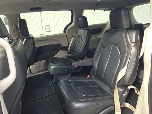 Certified 2017 Chrysler Pacifica Touring-L image 16