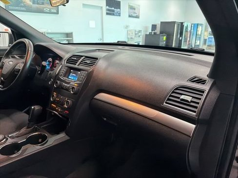 Used 2018 Ford Explorer XLT AWD/4WD image 24