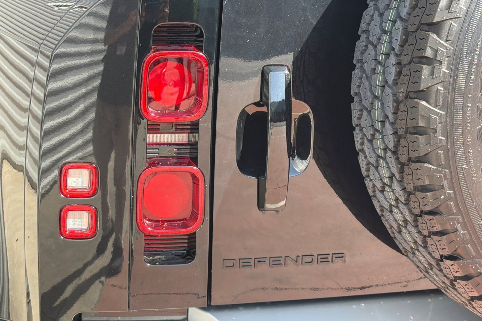 Certified 2024 Land Rover Defender 110 SE AWD/4WD image 29
