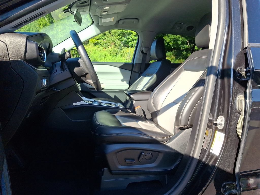 Used 2022 Ford Explorer XLT w/ Equipment Group 202A AWD/4WD image 13