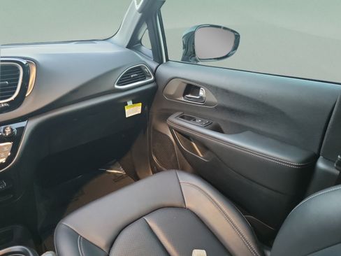Used 2025 Chrysler Voyager LX FWD image 10