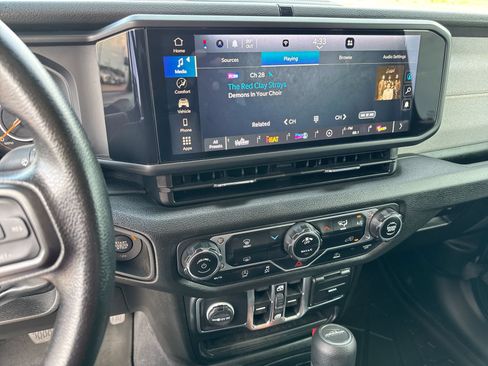 Used 2025 Jeep Gladiator Sport AWD/4WD image 16