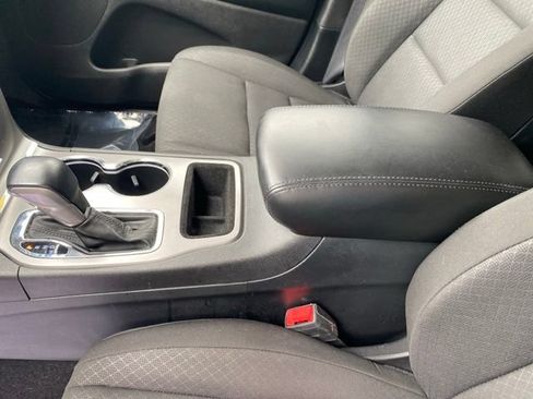 Used 2020 Jeep Grand Cherokee Laredo AWD/4WD image 18