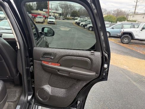 Used 2009 Cadillac Escalade w/ Ultra Luxury Collection image 5