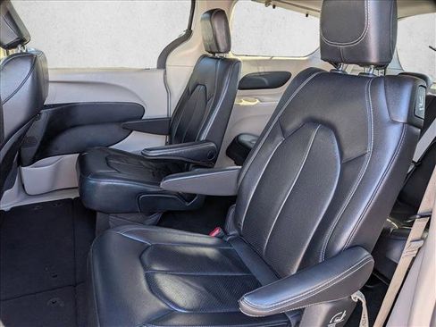 Used 2022 Chrysler Pacifica Touring-L image 16