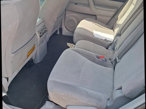 Used 2013 Toyota Highlander FWD w/ Cold Weather Pkg image 8