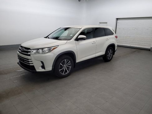 Used 2019 Toyota Highlander LE AWD/4WD image 2
