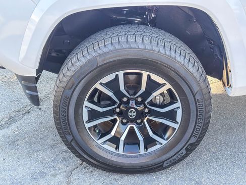 Used 2020 Toyota Tacoma SR5 RWD image 11