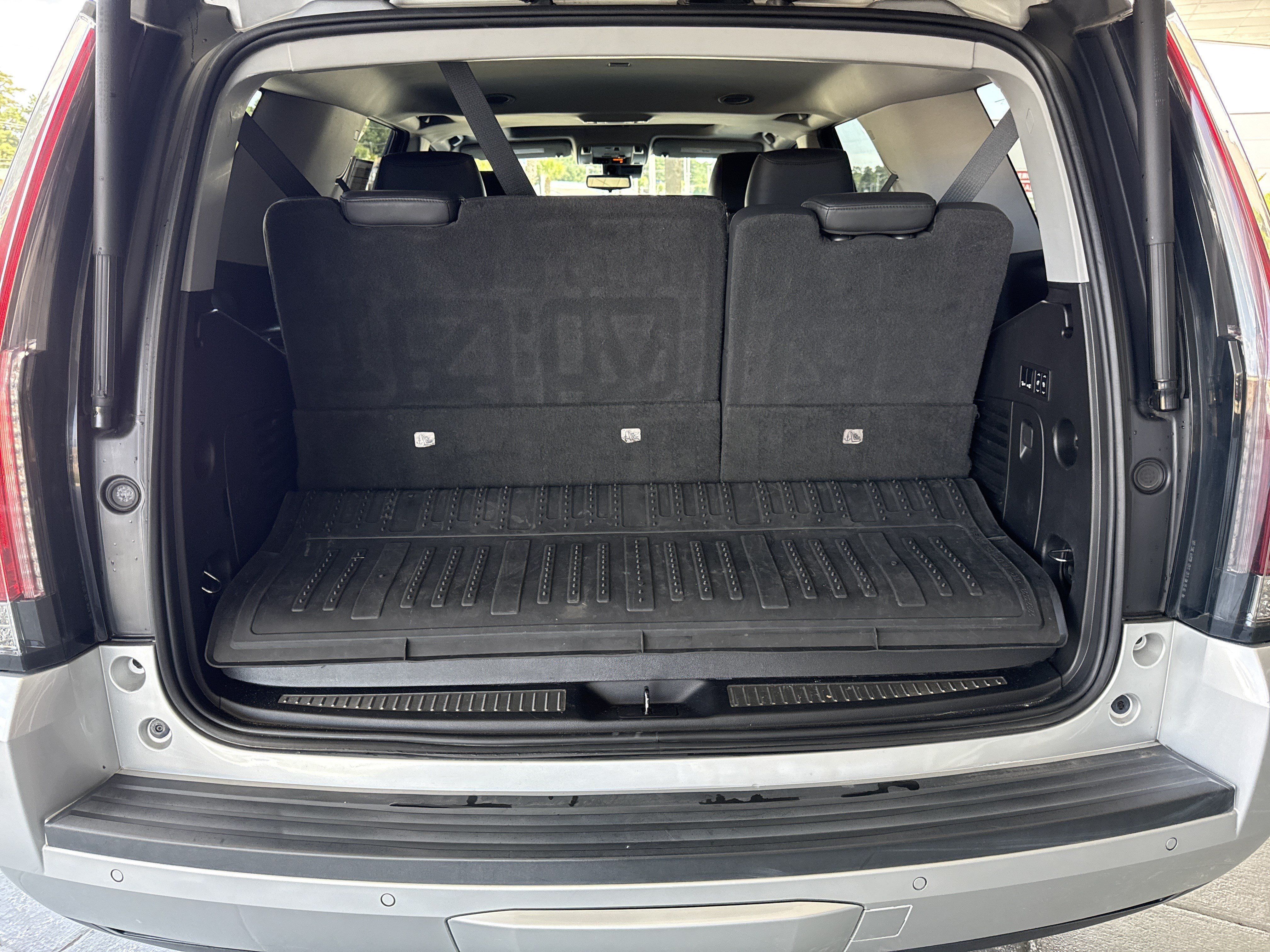 Used 2020 Cadillac Escalade Luxury AWD/4WD image 35