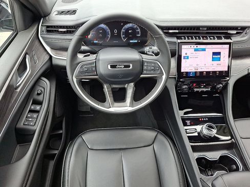 Used 2024 Jeep Grand Cherokee Limited AWD/4WD image 34
