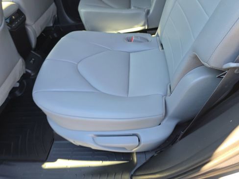 Used 2021 Toyota Highlander XLE image 18