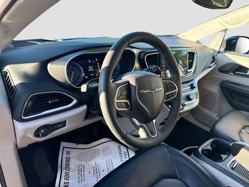 Used 2024 Chrysler Pacifica Touring-L image 11