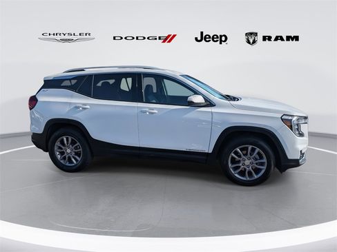 Used 2024 GMC Terrain SLT image 2