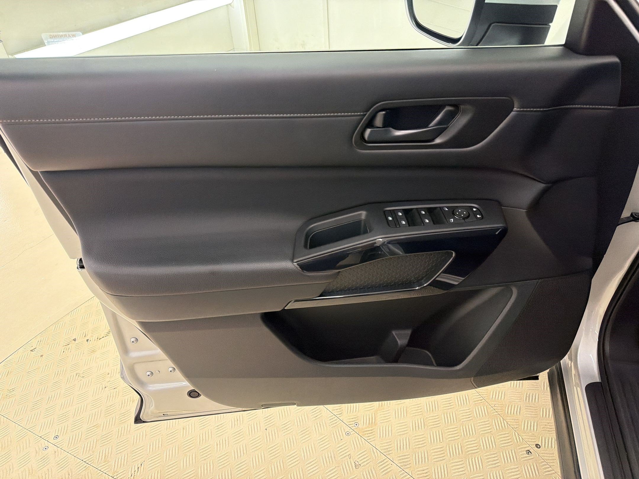 Used 2025 Nissan Pathfinder SV AWD/4WD image 13
