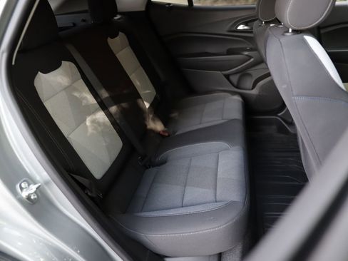 Used 2025 Chevrolet Trax LS w/ LS Convenience Package FWD image 24