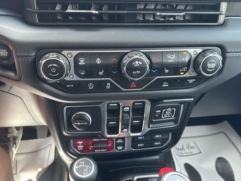 Used 2024 Jeep Gladiator Rubicon w/ Technology Group AWD/4WD image 27