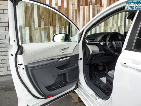 Used 2024 Toyota Sienna LE AWD/4WD image 10