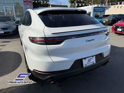 Used 2023 Porsche Cayenne Platinum Edition image 9