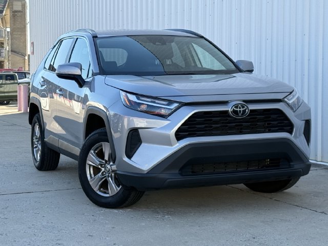 Used 2025 Toyota RAV4 XLE FWD image 2
