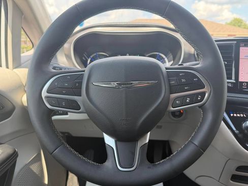 Used 2024 Chrysler Pacifica Limited FWD image 15