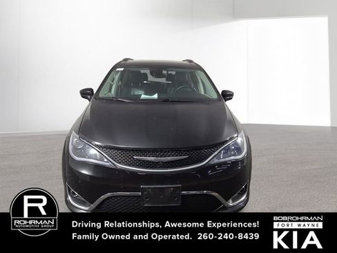 Used 2017 Chrysler Pacifica Touring-L Plus w/ Advanced Safetytec Group image 3