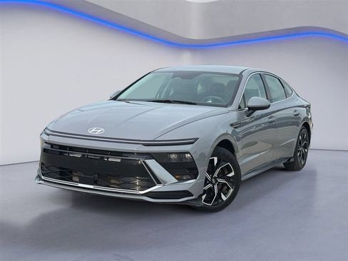 Used 2024 Hyundai Sonata SEL FWD image 2