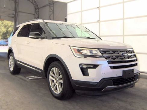 Used 2018 Ford Explorer XLT w/ Equipment Group 202A AWD/4WD image 5