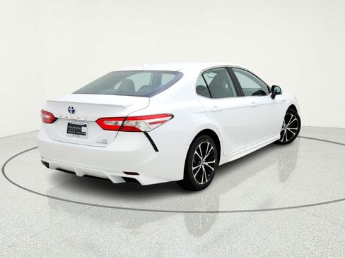 Used 2020 Toyota Camry SE w/ Sunroof Package image 8