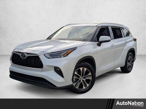 Used 2022 Toyota Highlander XLE image 1