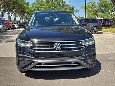 Used 2023 Volkswagen Tiguan SE w/ Panoramic Sunroof Package image 2