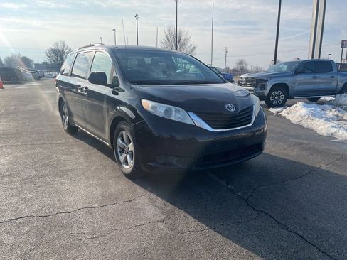Used 2011 Toyota Sienna LE image 2