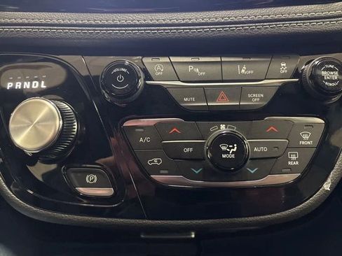 Used 2026 Chrysler Pacifica Select AWD/4WD image 24