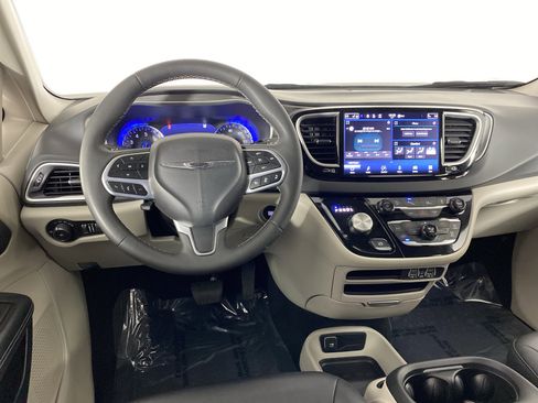 Used 2024 Chrysler Pacifica Touring-L image 19