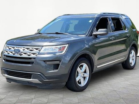 Used 2018 Ford Explorer XLT FWD image 3