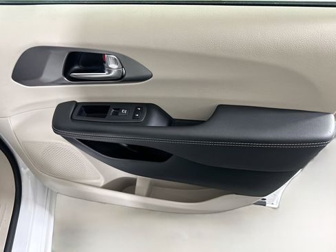 Used 2024 Chrysler Pacifica Touring-L image 29