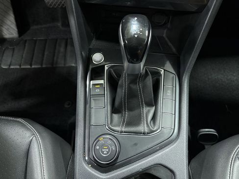 Used 2022 Volkswagen Tiguan SE image 32