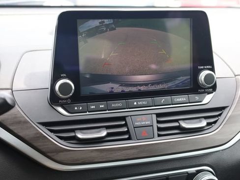 Used 2025 Nissan Altima 2.5 SV FWD image 21