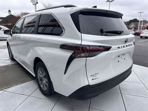 Certified 2025 Toyota Sienna XLE image 5
