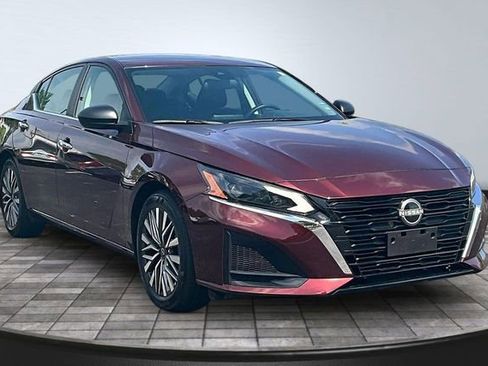 Used 2025 Nissan Altima 2.5 SV FWD image 3