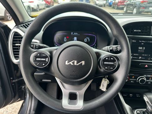 Used 2025 Kia Soul LX w/ LX Technology Package FWD image 25