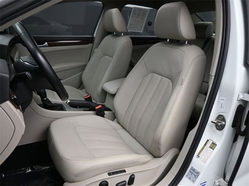 Used 2020 Volkswagen Passat 2.0T SEL image 15