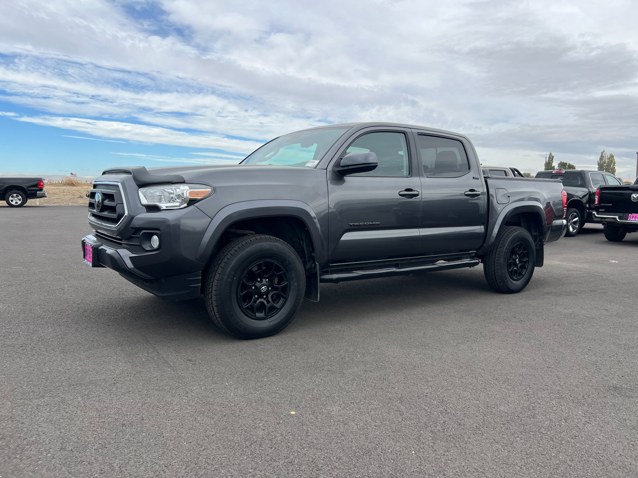 Used 2020 Toyota Tacoma SR5 AWD/4WD image 2