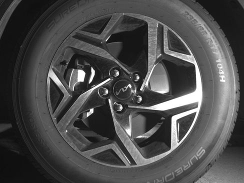 Used 2025 Kia Sportage LX image 12