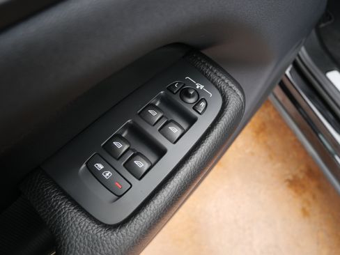 Used 2019 Volvo XC60 T5 Momentum w/ Protection Package Premier image 15