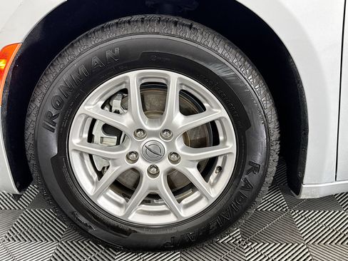 Used 2024 Chrysler Pacifica Touring-L FWD image 37