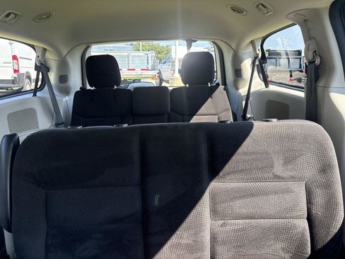Used 2018 Dodge Grand Caravan SE FWD image 23